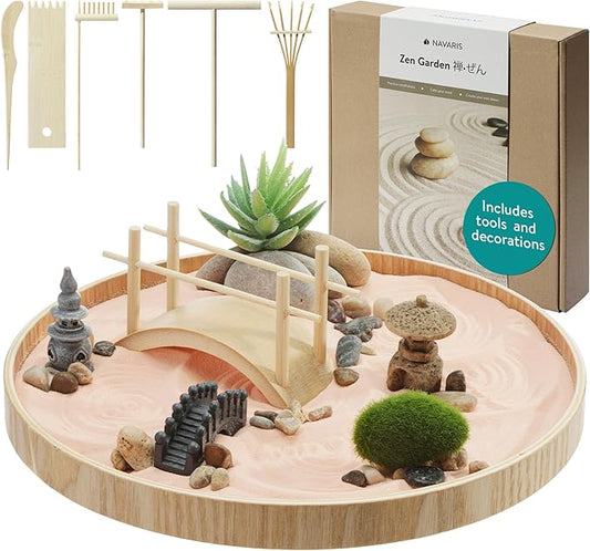 Navaris Zen Garden Kit - Mini Japanese Sand Garden - Miniature Meditation Stone Ornaments - Buddhist Gifts Complete Set - Round MDF Tray, Pink Sand