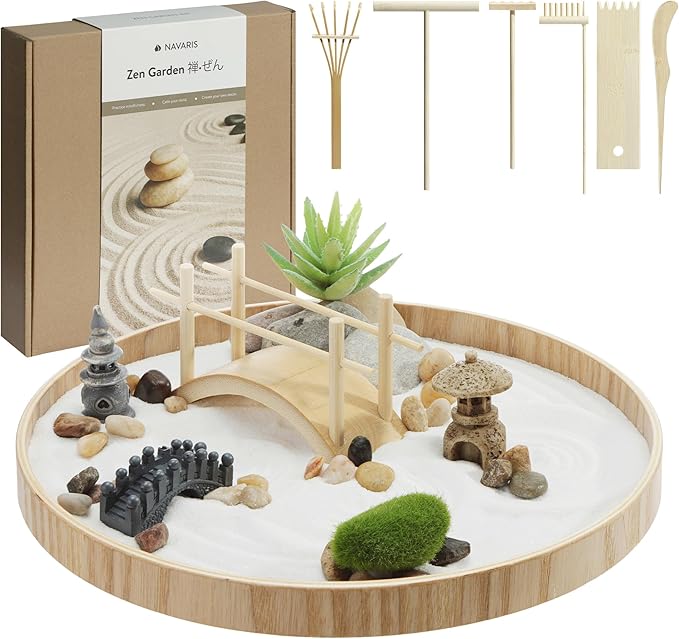 Navaris Zen Garden Kit - Mini Japanese Sand Garden - Miniature Meditation Stone Ornaments - Buddhist Gifts Complete Set - Round MDF Tray, White Sand