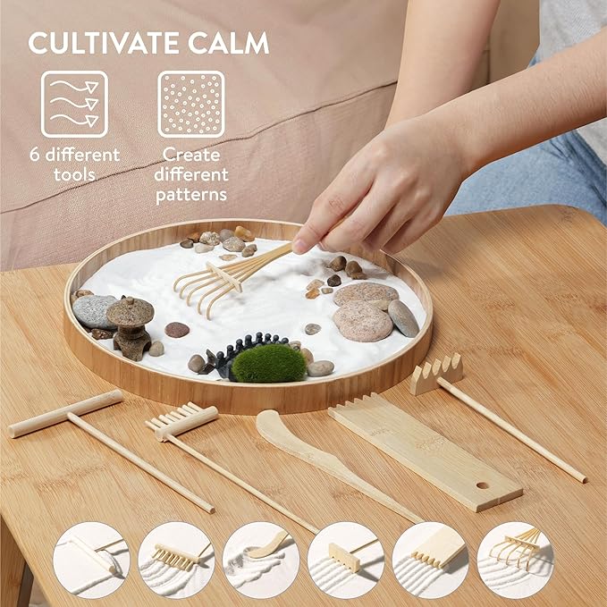 Navaris Zen Garden Kit - Mini Japanese Sand Garden - Miniature Meditation Stone Ornaments - Buddhist Gifts Complete Set - Round MDF Tray, White Sand